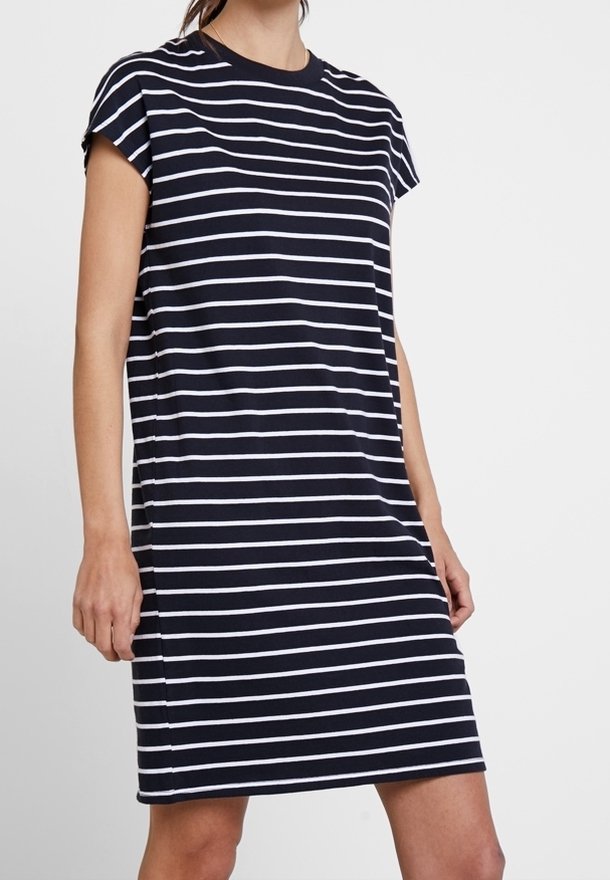 Marinblå och vit randig kortärmad klänning med avslappnad passform och rak fåll. Tillverkad av mjukt, andningsbart material.