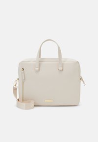 Sac à main synthétique beige avec double poignées, une bandoulière ajustable, des accents en métal doré, et un extérieur texturé avec une poche latérale zippée.