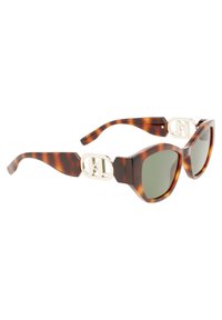 Occhiali da sole tartarugati con lenti verdi, caratterizzati da una montatura angolare, hardware logo in tonalità oro sulle astine e texture distintive.