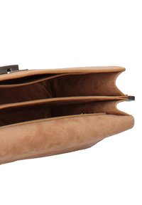 Borsa a tracolla in suede beige con una texture morbida, dotata di due scomparti principali e una chiusura in metallo elegante.