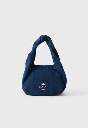 Bolso vaquero azul marino de Replay, de cuerpo redondeado, asa de hombro retorcida y logotipo plateado, sobre un fondo liso.