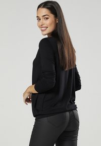 Chelsea Clark Top dugih rukava - black