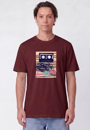 watapparel, GOOD OLD MESS UNISEX - T-shirt print - burgundy