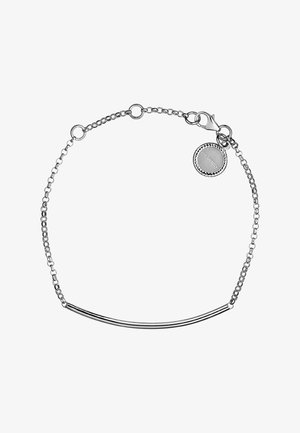 Pulsera de cadena de plata con un diseño de barra curva, textura suave y cierre de broche con un pequeño charm de la marca.