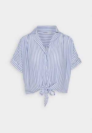 Chemise à manches courtes et cropped avec des rayures verticales blanches et bleues, dotée d'un devant boutonné et d'un détail à nouer à la taille.
