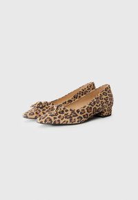 Leopard print flat shoes with a low square heel. Features a pointed toe and decorative bow detail on the front. Made of textured fabric.