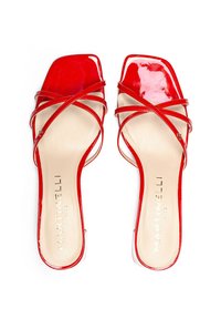 Sandales à glissière en cuir verni rouge avec un orteil carré, de fines brides croisées et une semelle intérieure beige portant un marquage en relief "Martinelli".
