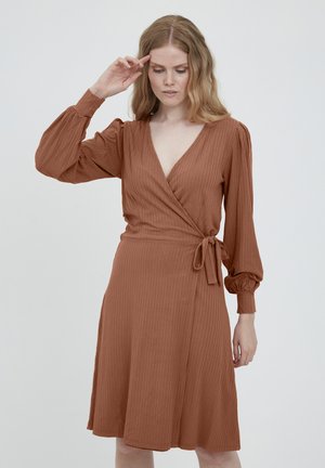 Braunes Wickelkleid mit gerippter Textur, tiefem V-Ausschnitt, langen Puffärmeln und einer taillierten Bindung. Glatter Stoff fällt knapp über das Knie.