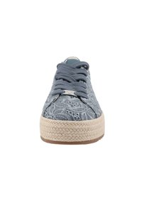 Baskets grises à motif avec une tige en tissu texturé, bout rond et semelle intermédiaire en jute tressé. Elles présentent des lacets plats et un talon renforcé.