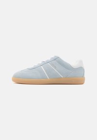Sneaker in suede azzurro chiaro con dettagli in pelle bianca, caratterizzato da tre strisce bianche, punta rotonda e suola in gomma color gomma.