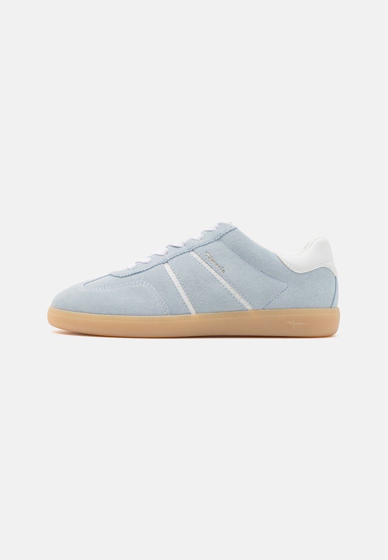 Sneaker in suede azzurro chiaro con dettagli in pelle bianca, caratterizzato da tre strisce bianche, punta rotonda e suola in gomma color gomma.