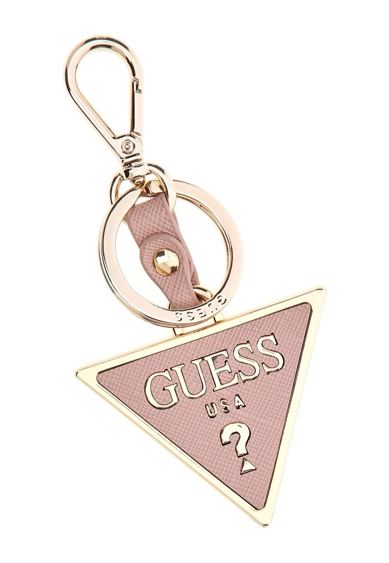 Llavero en forma de triángulo de material texturizado rosa, con herrajes en tono dorado y la marca "GUESS USA" además de un detalle de signo de interrogación.