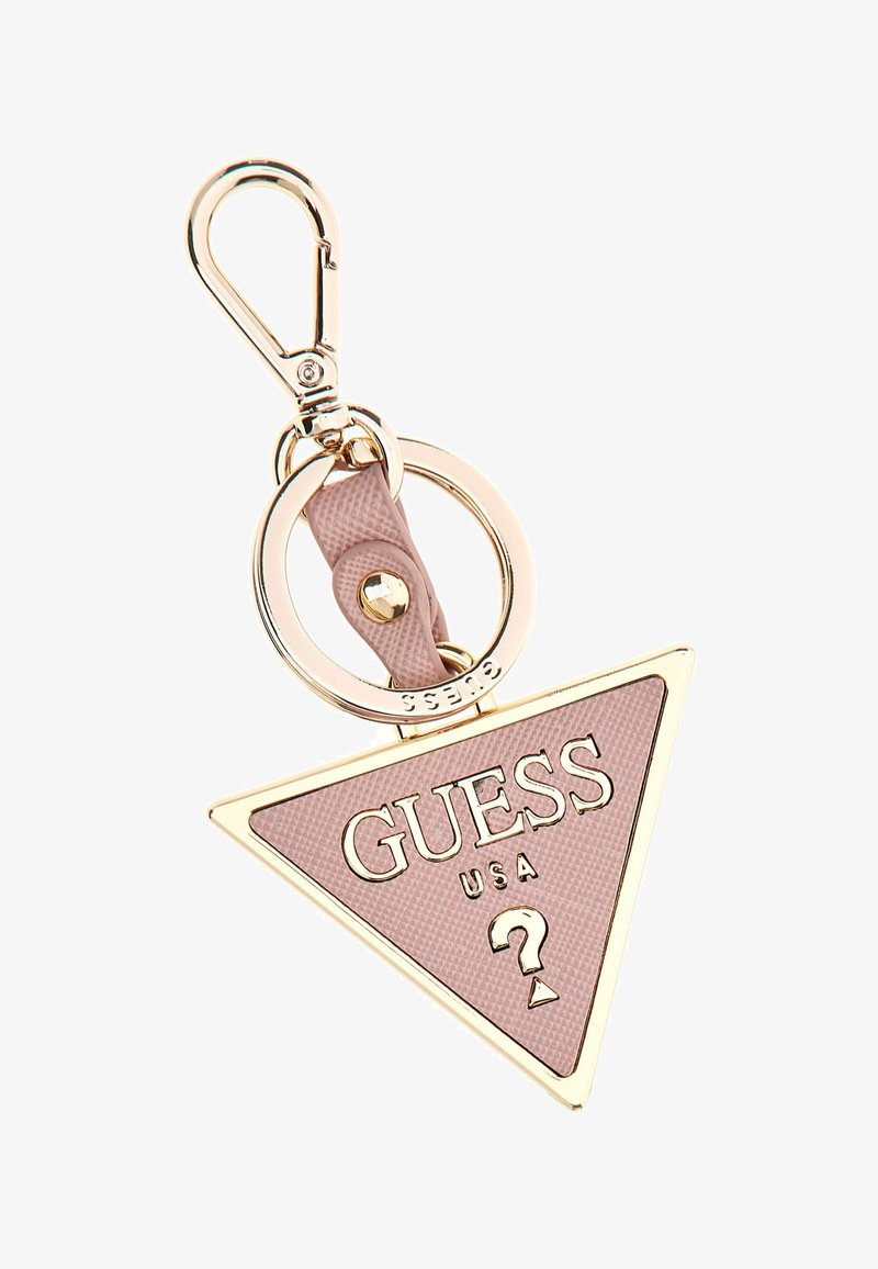 Portachiavi a forma di triangolo in materiale rosa testurizzato, con hardware dorato e il marchio "GUESS USA" insieme a un dettaglio a forma di punto interrogativo.