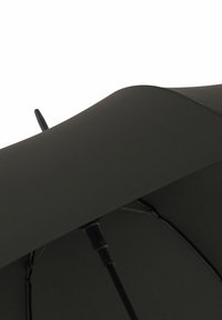 Dunkelgrüner Regenschirm mit einem glatten Stoffdach, geschwungener Form und schwarzem Metallrahmen, ausgestattet mit einem einzigen Stützschirm und Rippenstruktur.