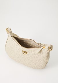 Bežna torbica iz umetne usnje z vzorcem cvetja, z zlatim okovjem, z zadrgo in nastavljivim naramnim trakom.