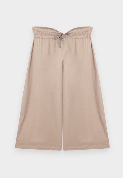 Μπεζ παντελόνι φαρδύ με κομμένα πόδια, με ελαστική μέση και δέσιμο μπροστά, απλωμένο επίπεδα σε λευκό φόντο.