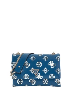 Sac à main en simili cuir bleu avec un motif de logo blanc, une plaque de logo métallique triangulaire et une chaîne argentée. Forme rectangulaire avec fermeture à rabat.