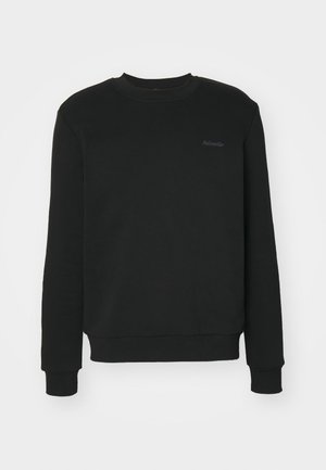 Svart hettegenser laget av bomullsblanding, med rund hals, lange ermer, ribbestrikkede mansjetter og en liten brodert logo på brystet.