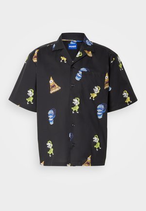 Schwarzes Kurzarmshirt mit bunten Mustern von Cartoonfiguren und Objekten. Hergestellt aus leichtem Stoff, die Designs umfassen grüne und blaue Akzente.