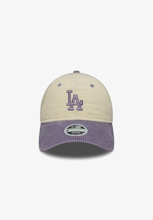 Cap corduroy em creme e lavanda, com um logótipo bordado "LA", correia ajustável e material texturizado com uma aba curva.