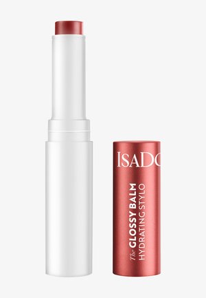 ISADORA Glossy Balm i röd med en vridbar, cylindrisk vit applikator och ett metalliskt röd hölje märkt "The Glossy Balm Hydrating Stylo."