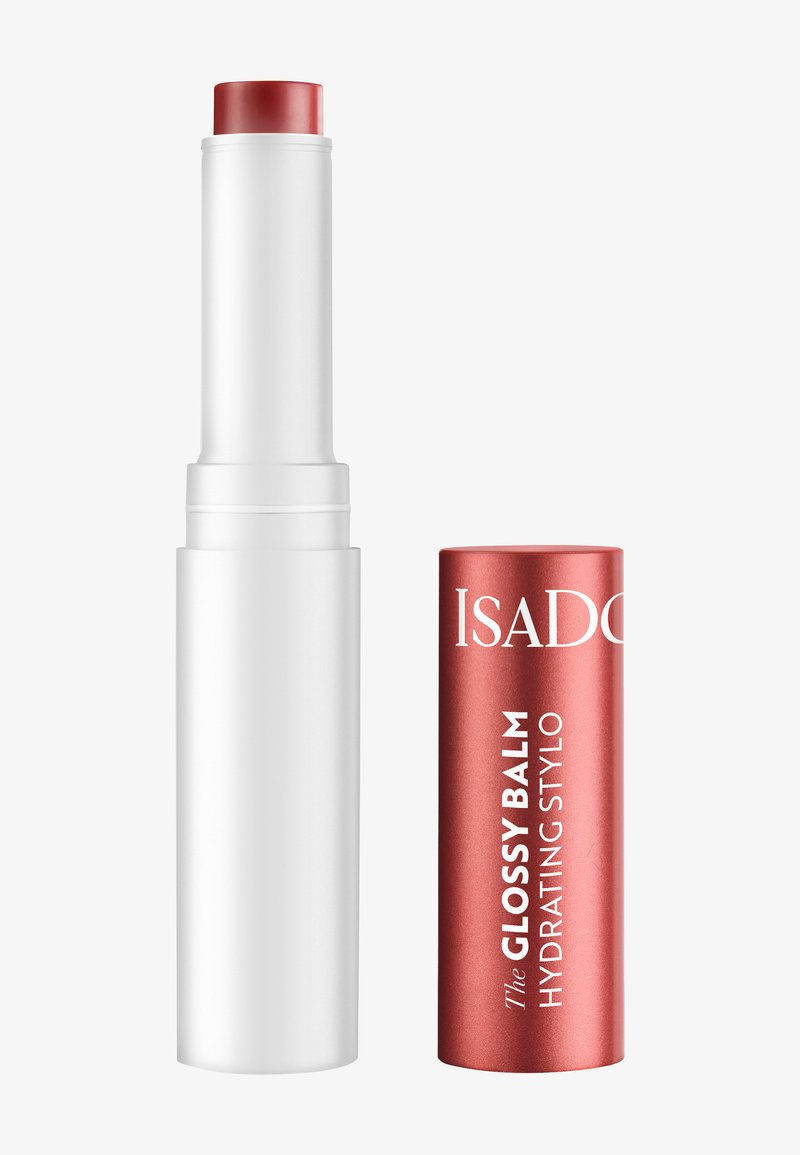 ISADORA Glossy Balm i rød med en vridbar, sylinderformet hvit applicator og et metallisk rødt ytre merket "The Glossy Balm Hydrating Stylo."