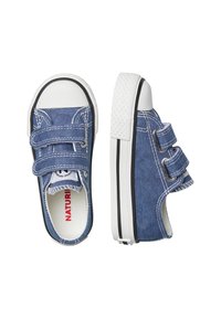 Scarpe in denim con cinturini in velcro, punta in gomma bianca e suola bianca texturizzata. Presentano cuciture a contrasto e strisce nere accentuate.
