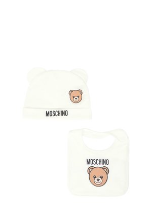 Biała bawełniana czapka z uszami niedźwiedzia i nadrukowanym wizerunkiem niedźwiedzia; pasująca chusta z twarzą niedźwiedzia i brandingiem "Moschino". Miękka tekstura, prosty design.