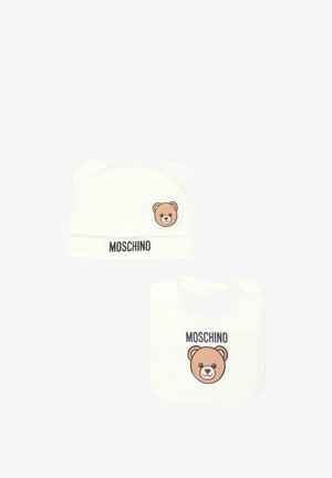 Beanie bianco in cotone con orecchie da orso e faccia di orso stampata; bavaglino abbinato con faccia di orso e branding "Moschino". Texture morbida, design semplice.