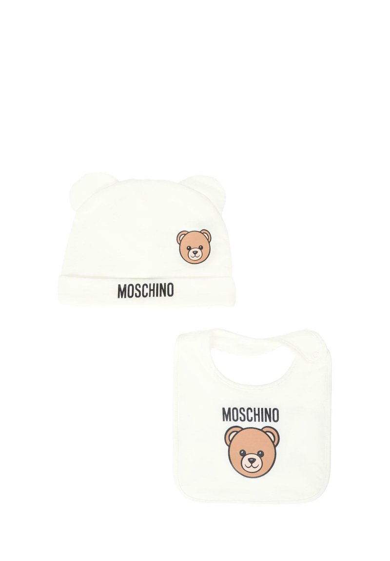 Biała bawełniana czapka z uszami niedźwiedzia i nadrukowanym wizerunkiem niedźwiedzia; pasująca chusta z twarzą niedźwiedzia i brandingiem "Moschino". Miękka tekstura, prosty design.