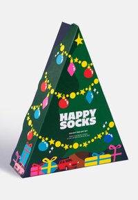 Zelená trojúhelníková dárková krabice se barevnými ozdobami, hvězdami a balíčky. Text zní „ŠŤASTNÉ PONOŽKY“ s vánočními grafikami.