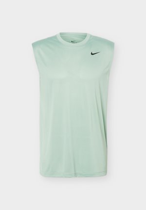Αμάνικο αθλητικό μπλουζάκι Nike σε μέντα πράσινη απόχρωση με στρογγυλή λαιμόκοψη και μαύρο λογότυπο Nike στο πάνω αριστερό μέρος του στήθους, απεικονίζεται μπροστά σε λευκό φόντο.