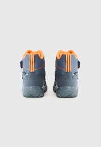 Sapatos de caminhada azuis com detalhes em laranja, design de cano alto, faixa de velcro e solas de borracha texturizadas, apresentando materiais e costuras bicolor.