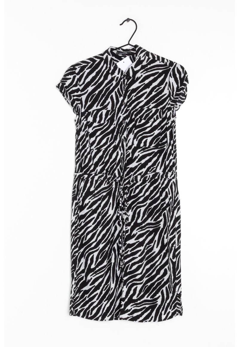 Abito a maniche corte caratterizzato da una stampa zebras bianca e nera, chiusura con bottoni, due tasche sul petto e una vita arricciata.