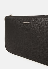 Clutch nera in pelle con texture, caratterizzata da una placca logo in argento. Il design è rettangolare con una chiusura a zip liscia.