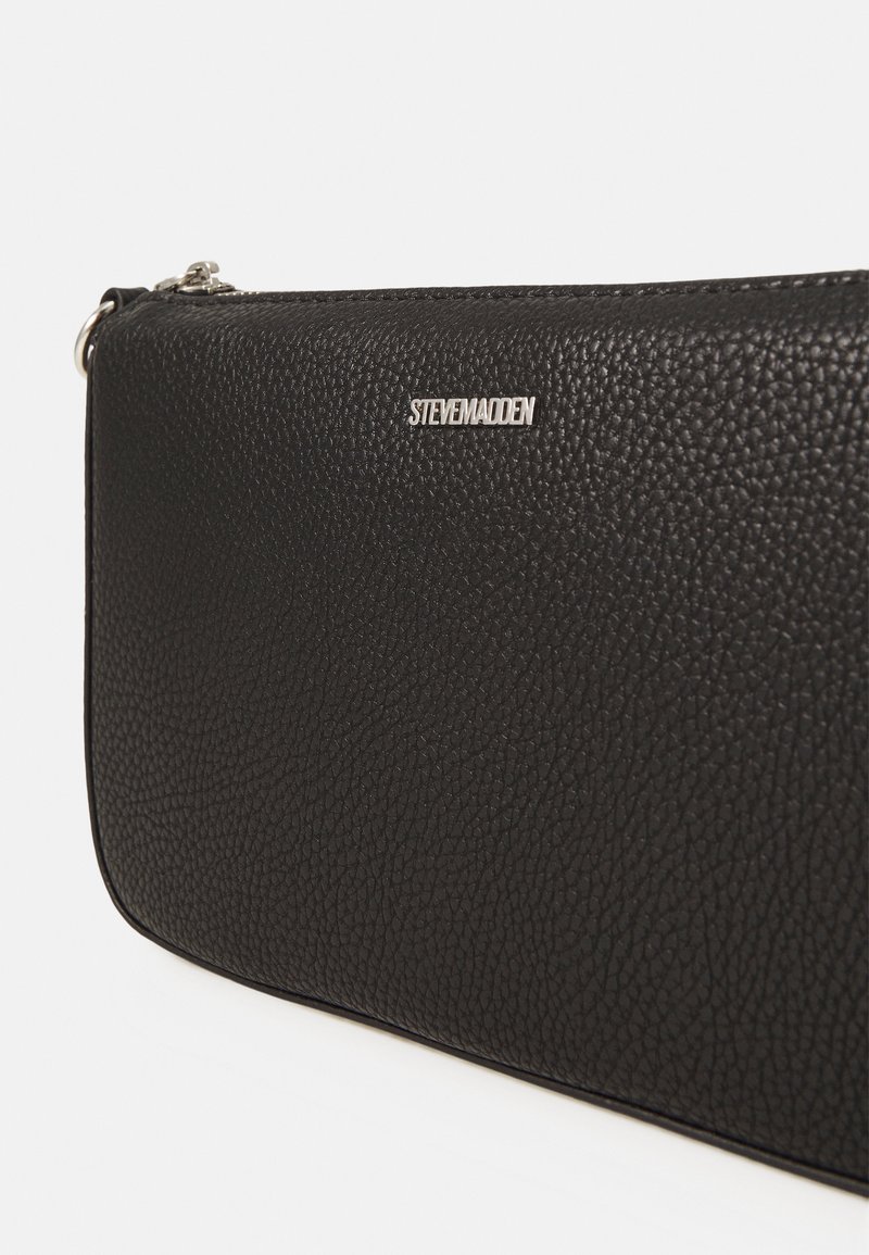 Schwarze, strukturierte Clutch aus Leder mit einer silbernen Logo-Plakette. Das Design ist rechteckig und verfügt über einen glatten Reißverschluss.