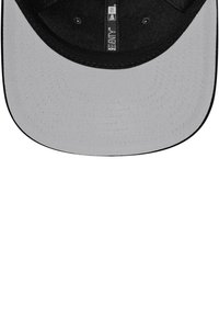 Grauere Kappe mit einem schwarzen Schirm, bestehend aus einem strukturierten Stoff und Nähten entlang des Rands. Im Inneren befindet sich das Markenlabel.