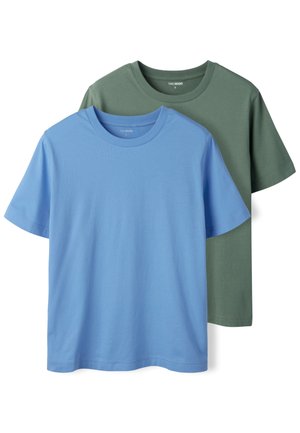 Dve enostavni majici kratkih rokavov z okroglim izrezom, ena svetlo modra spredaj in ena umirjeno zelena zadaj, prikazani na belem ozadju.