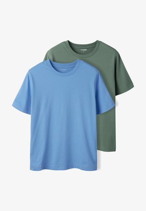 To ensfarvede T-shirts med crewneck og korte ærmer, én lyseblå foran og én dæmpet grøn bagved, vist mod en hvid baggrund.