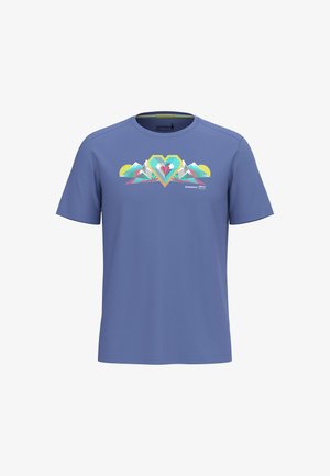 Kurzärmliges blaues T-Shirt aus weichem Stoff mit einem bunten Berg- und Herz-Graphik auf der Vorderseite. Maschinenwaschbar.
