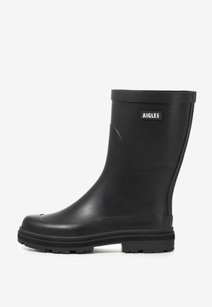 Botte de pluie en caoutchouc noir avec une finition lisse, bout arrondi et petit talon carré. Présente un logo sur le côté extérieur et une semelle texturée pour une meilleure adhérence.