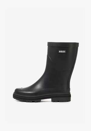 Botte de pluie en caoutchouc noir avec une finition lisse, bout arrondi et petit talon carré. Présente un logo sur le côté extérieur et une semelle texturée pour une meilleure adhérence.
