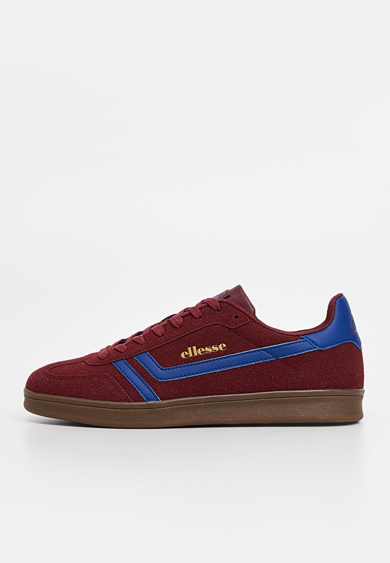 Sneaker atletica bordeaux con accenti blu, upper in suede, suola in gomma flessibile e dettagli del logo dorato sul lato.