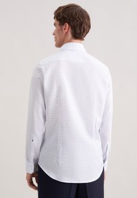 Weißes Langarmhemd mit hellblauem Karomuster, tailliertem Schnitt, Knopfmanschetten und abgerundetem Saum. Glatte Textur und klassisches Kragen-Detail.