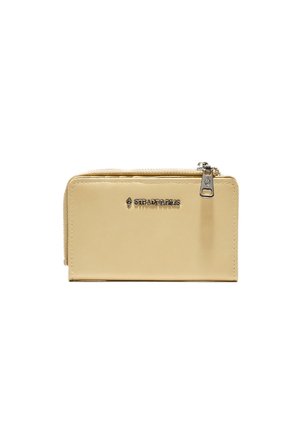 Beżowy prostokątny portfel z zamkiem błyskawicznym i srebrnym logo Stradivarius na przodzie.