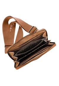 Borsa a tracolla in tessuto marrone con tracolla regolabile, chiusura con zip, multiple tasche e fodera a pois. Texture liscia e design pratico.