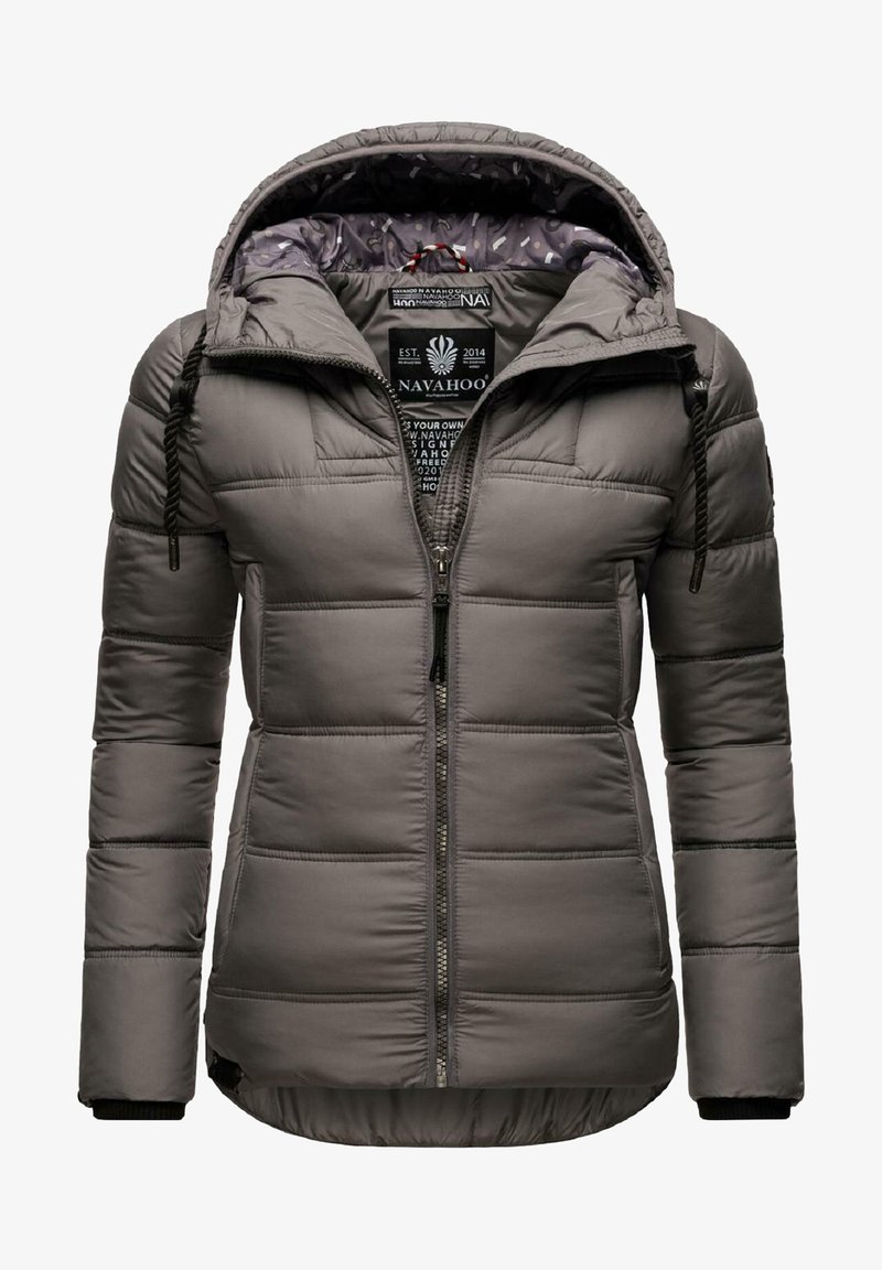 Grijze geïsoleerde pufferjack met ritssluiting aan de voorkant, verstelbare capuchon en elastische manchetten. Heeft een gevoerd patroon aan de binnenzijde en logo-details.