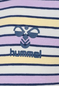 Pasiasta koszulka w kolorze fioletowym, żółtym, białym i granatowym. Posiada logo pszczoły oraz napis "hummel" w kolorze granatowym, wykonana z miękkiej, dzianinowej tkaniny.