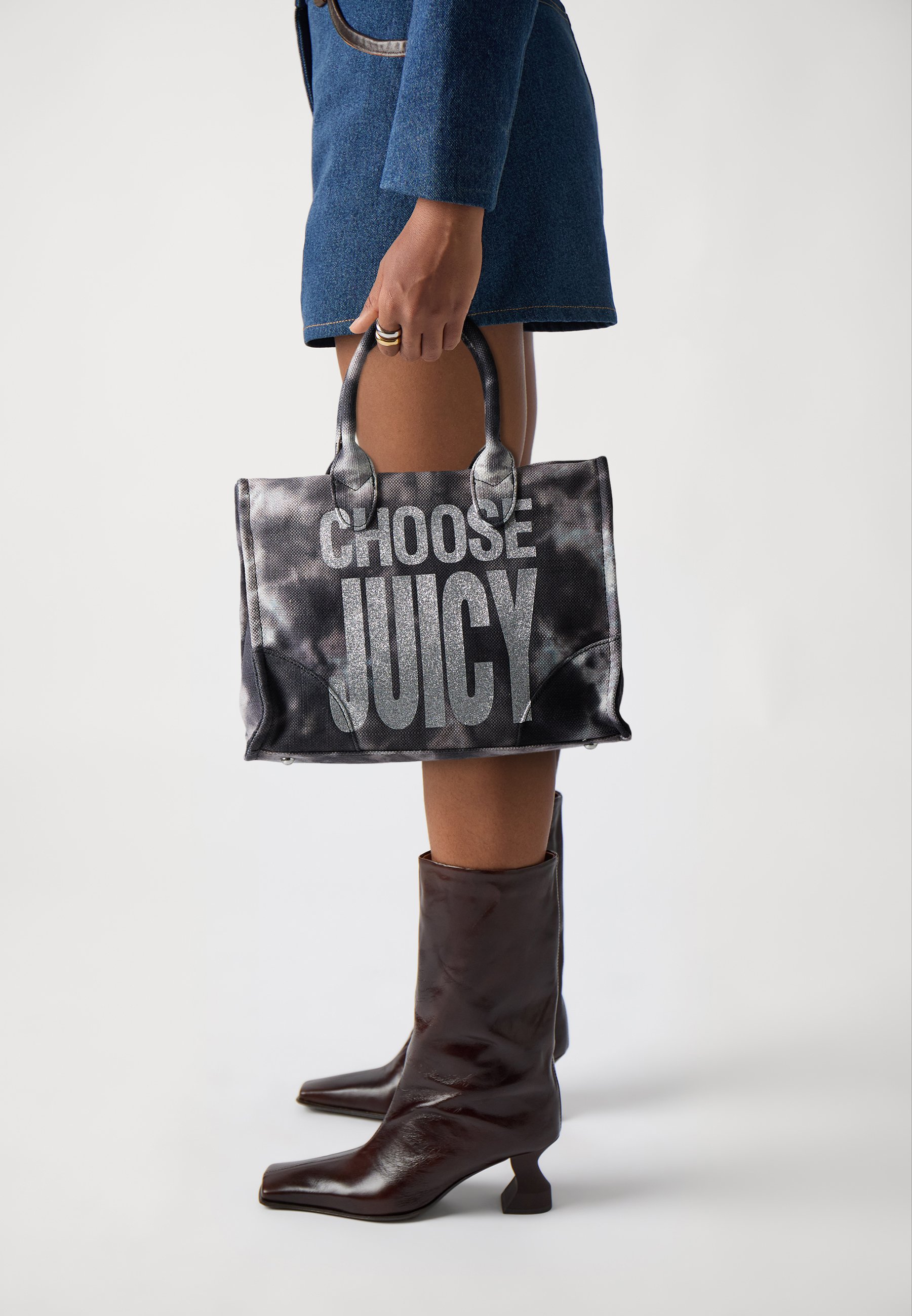 Juicy Couture☆IRIS MEDIUM SHOPPING トートバッグ【UK発】 Juicy Couture Iris Medium Medium Handbag in Black | Lyst