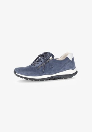 Sneaker in suede blu navy con tomaia texturizzata, tallone bianco a contrasto, chiusura con lacci e zip laterale. La suola in gomma presenta piccole scanalature.